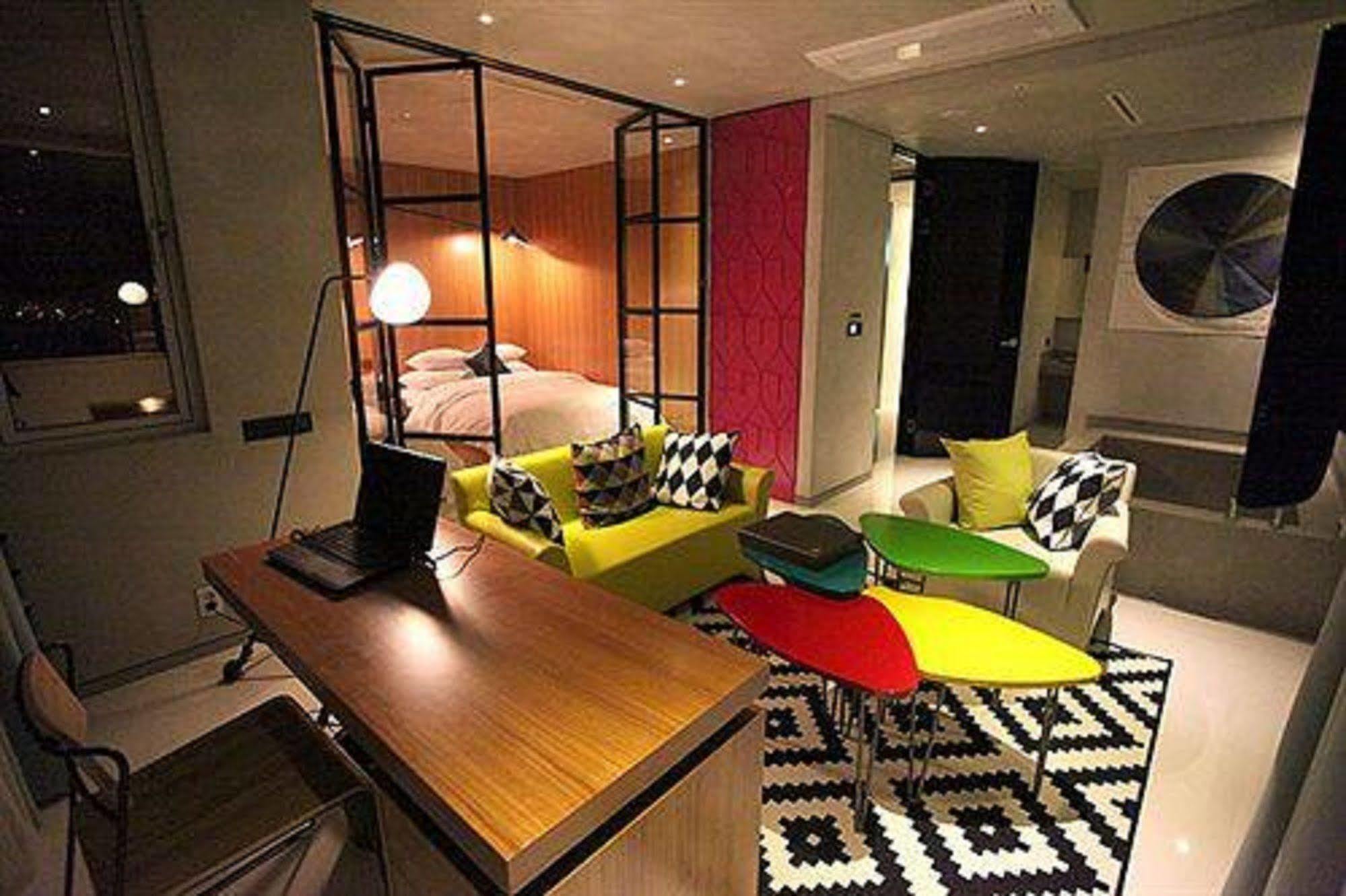 Hotel The Designers Hongdae Сеул Екстер'єр фото